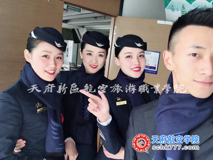 右2刘清翠 华夏航空 空中乘务 13级空乘班 重庆市荣昌县昌州街道石河村8组4号.jpg