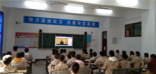 学生收看报告会2.jpg