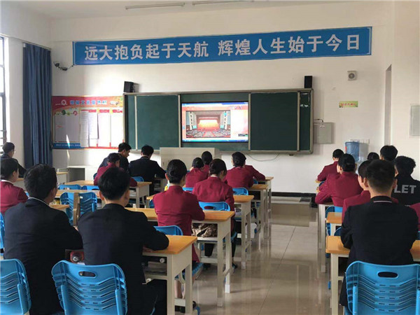 学生收看报告会3.jpg